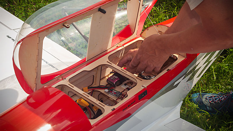 Flugmodell wird startfertig gemacht