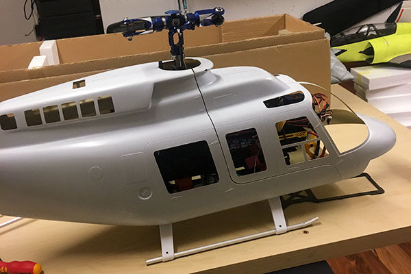 Hubschraubermodell bereit zur Endmontage und Bemalung