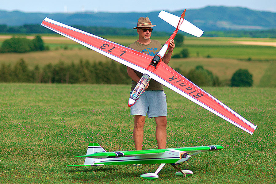 Fluglehrer mit Segelflug- und Motormodell