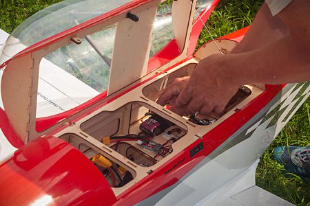 Flugmodell wird startfertig gemacht